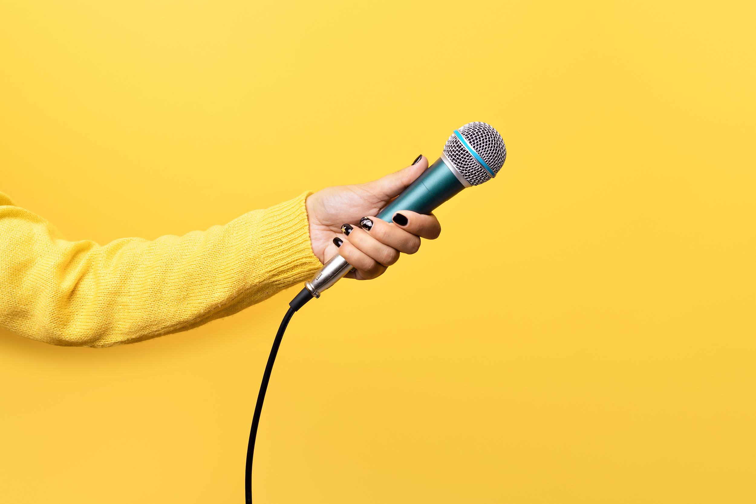 Mikrofon na żółtym tle